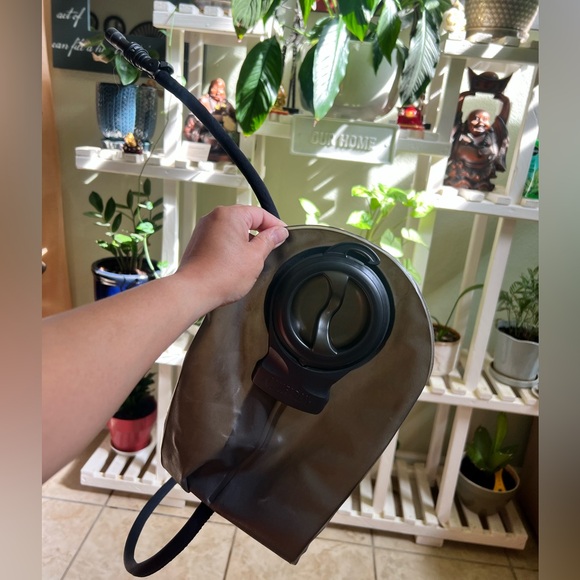 Camelbak Maximum Gear Stealth Hydration Backpack w/ Bladder - Black Adjustable. - Picture 3 of 4